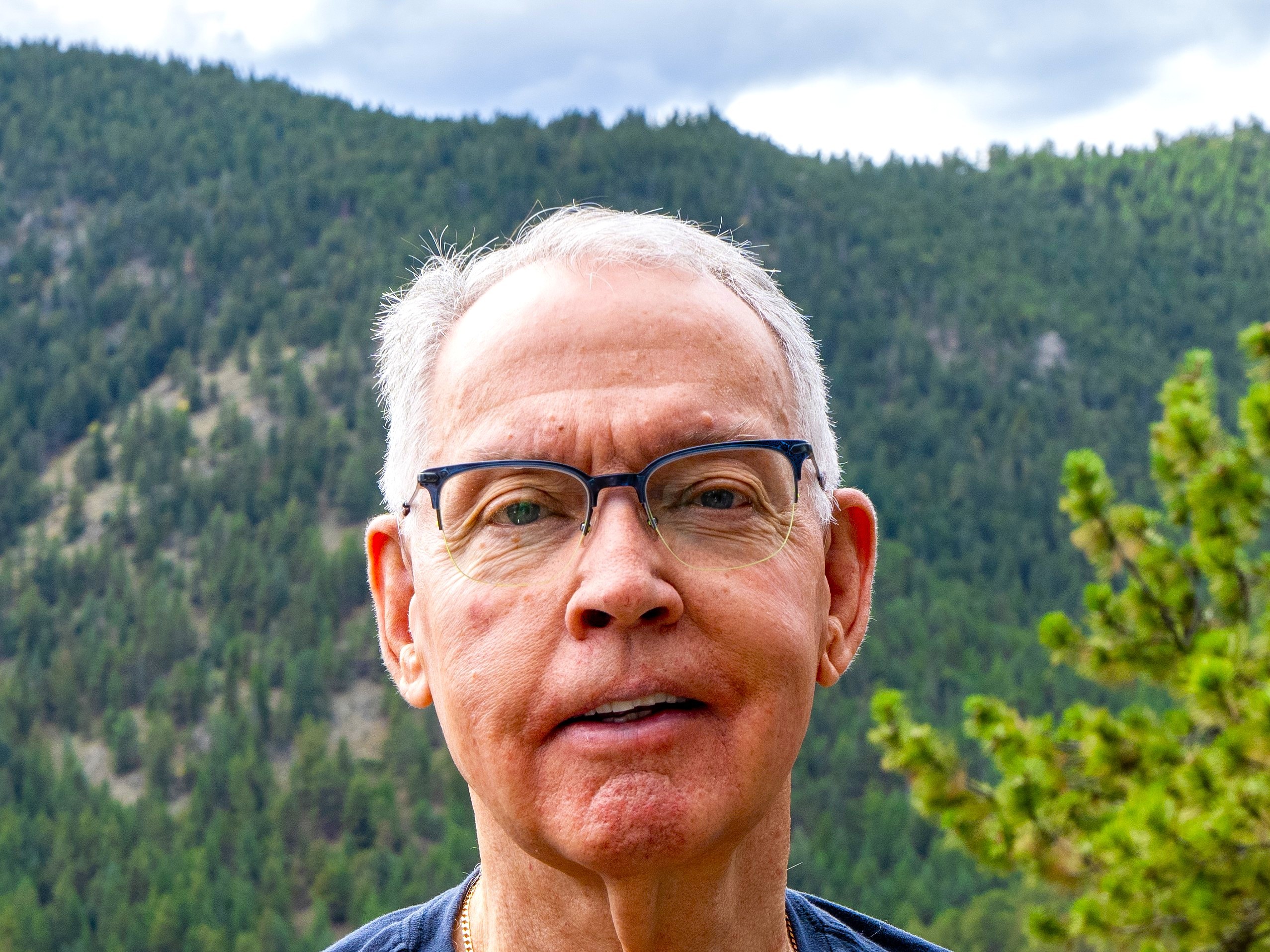 Picture of Lou Gonzalez